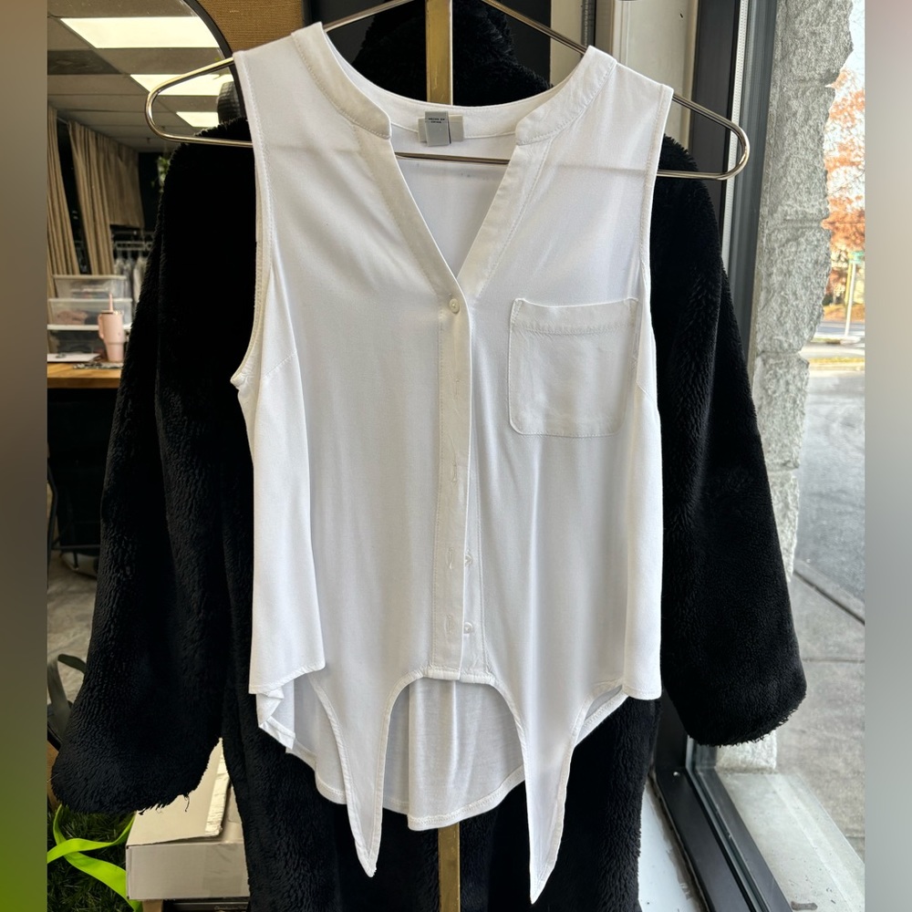 Women’s white top. Size XS.